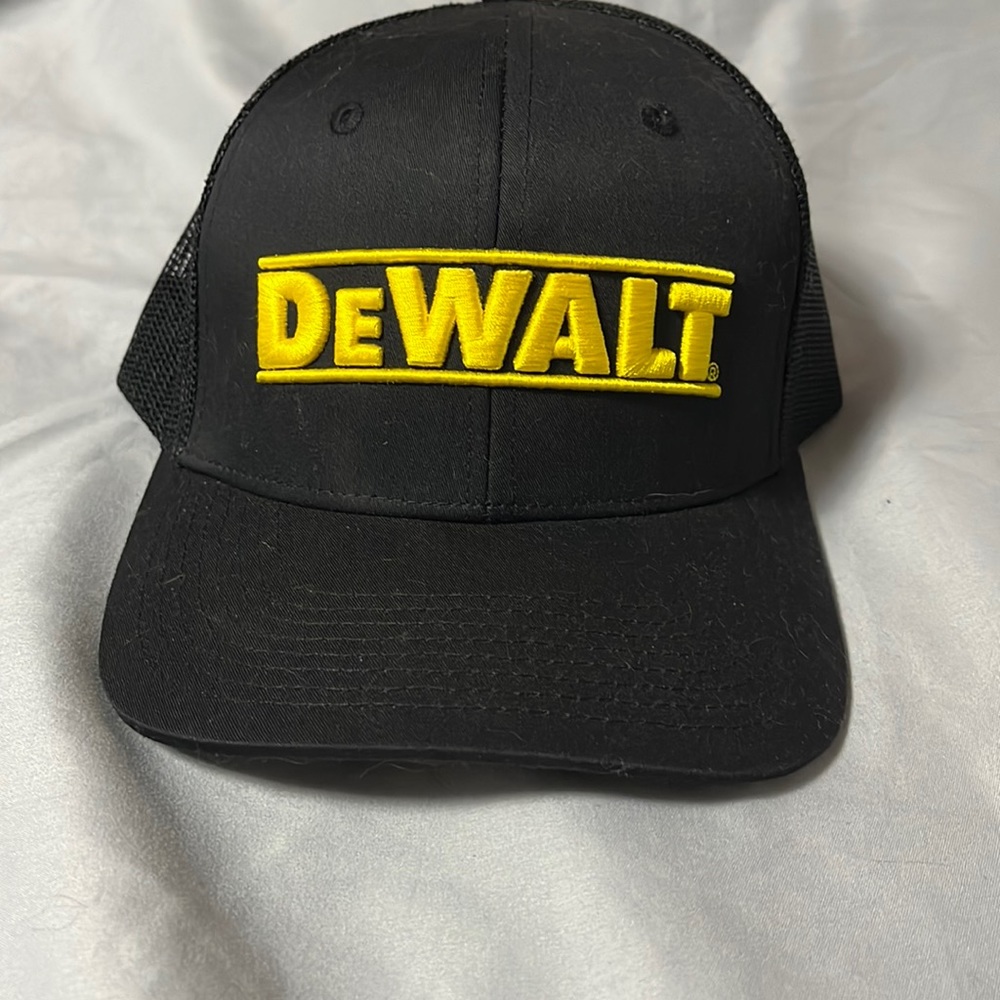 Men’s DeWalt baseball hat with mesh backing.